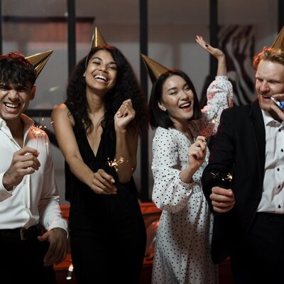 Нужны девушки и парни для фотосессии стоков на тему "New Year Party" | Lemon Agency