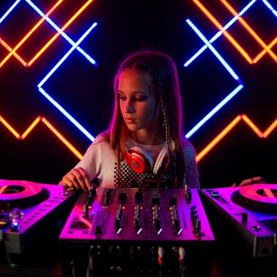 Нужны DJ-и для творческого твитч проекта. Стриминг ваших выступлений. Стили Deep House, Progressive, Melodic Techno. | Lemon Agency
