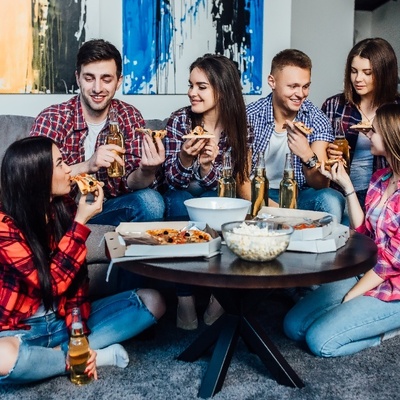 Шукаємо молодь для стокової зйомки вечірки вдома | Lemon Agency