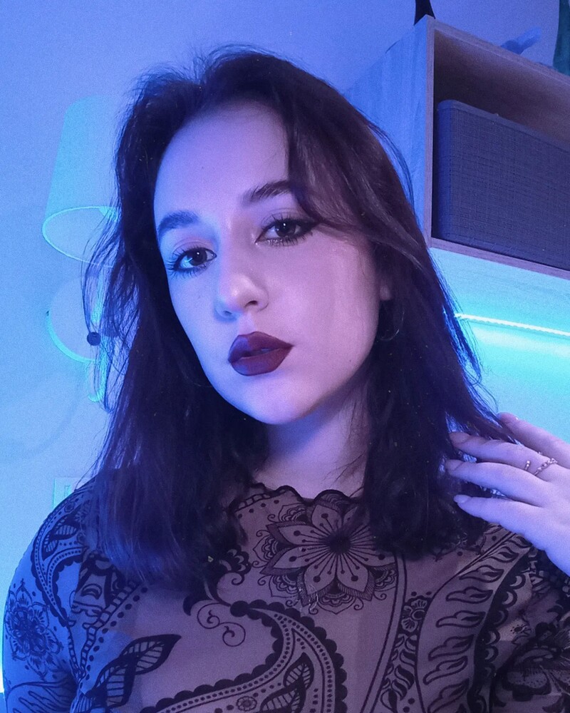 Анна Чароян